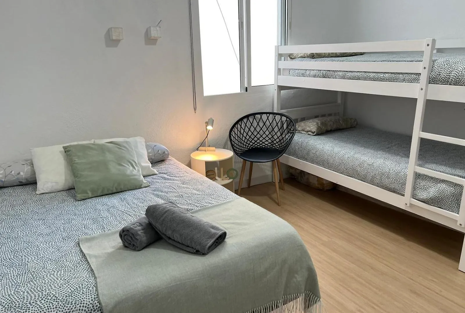 By Malagagrupos Centro Historico Parking Gratis 3 Habitaciones 0*, Malaga Spain